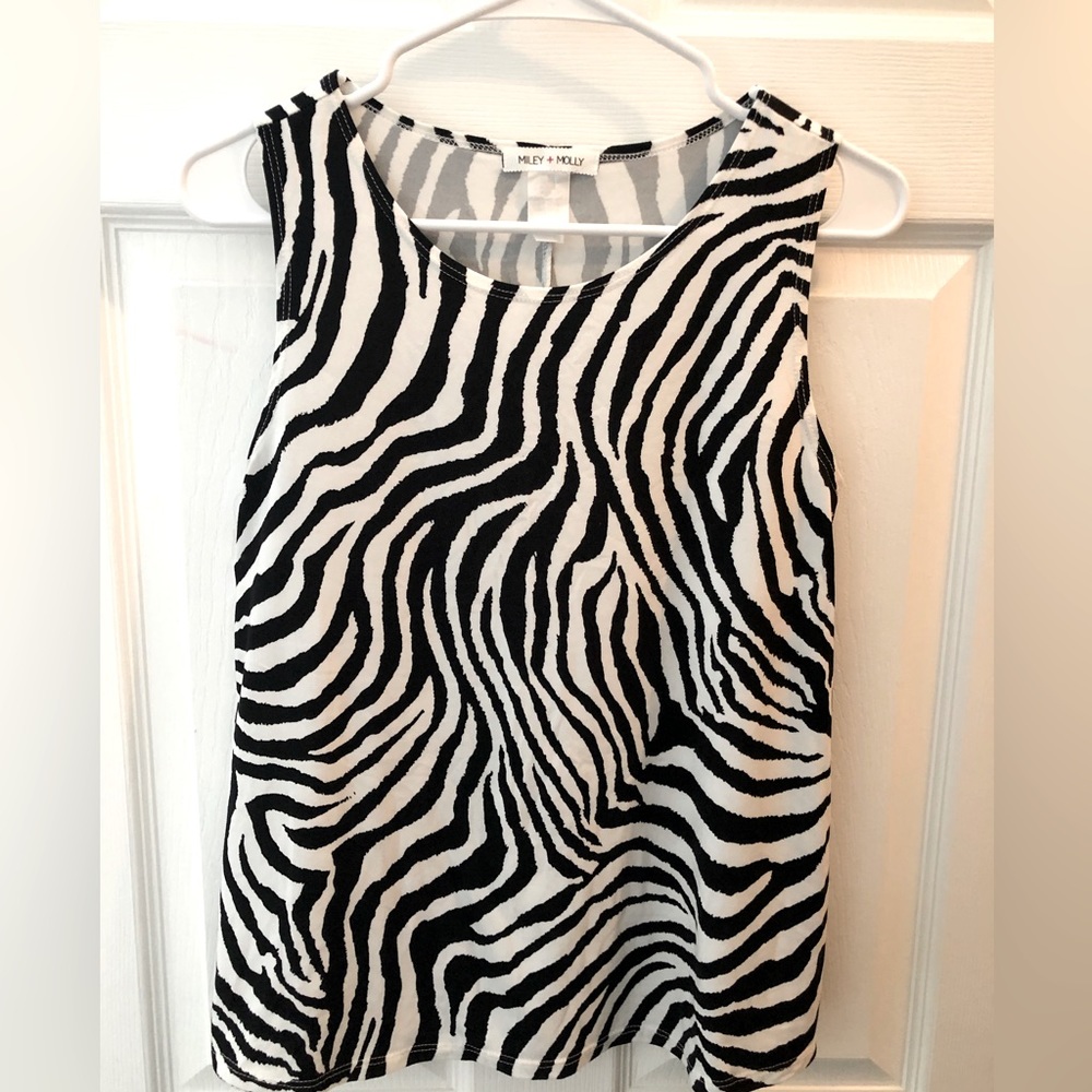 Miley & Molly Women’s Animal print tank. Size medium.